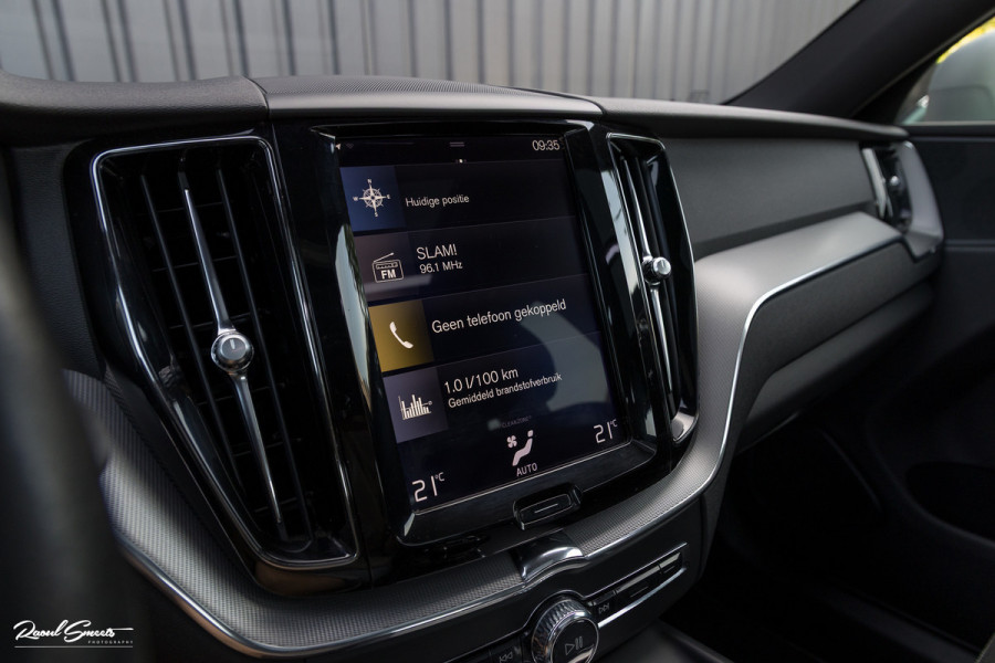 Volvo XC60 2.0 T5 R-Design | Adaptieve cruise | Zwenkbare trekhaak | Panoramadak | Bliss |