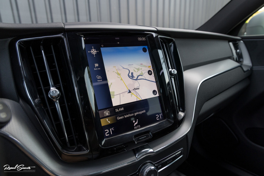 Volvo XC60 2.0 T5 R-Design | Adaptieve cruise | Zwenkbare trekhaak | Panoramadak | Bliss |