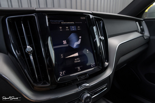 Volvo XC60 2.0 T5 R-Design | Adaptieve cruise | Zwenkbare trekhaak | Panoramadak | Bliss |