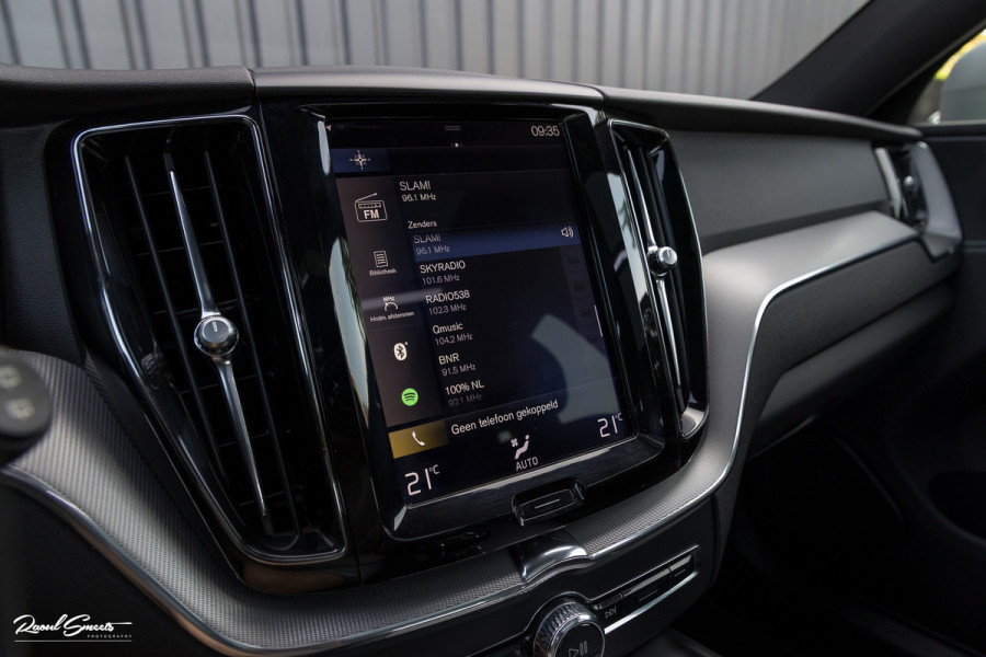 Volvo XC60 2.0 T5 R-Design | Adaptieve cruise | Zwenkbare trekhaak | Panoramadak | Bliss |