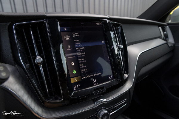 Volvo XC60 2.0 T5 R-Design | Adaptieve cruise | Zwenkbare trekhaak | Panoramadak | Bliss |