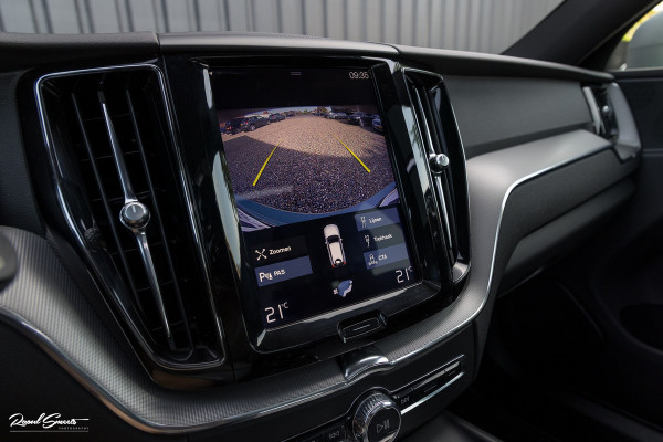 Volvo XC60 2.0 T5 R-Design | Adaptieve cruise | Zwenkbare trekhaak | Panoramadak | Bliss |