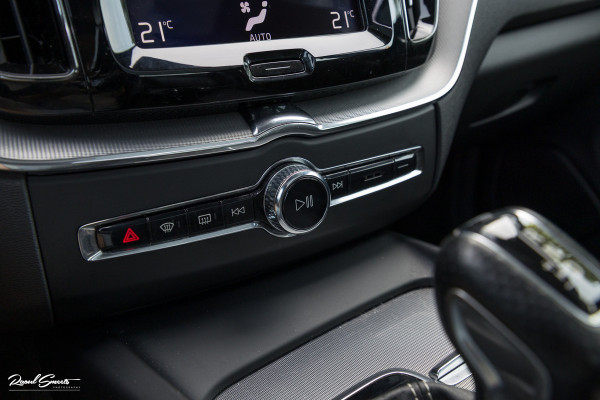 Volvo XC60 2.0 T5 R-Design | Adaptieve cruise | Zwenkbare trekhaak | Panoramadak | Bliss |
