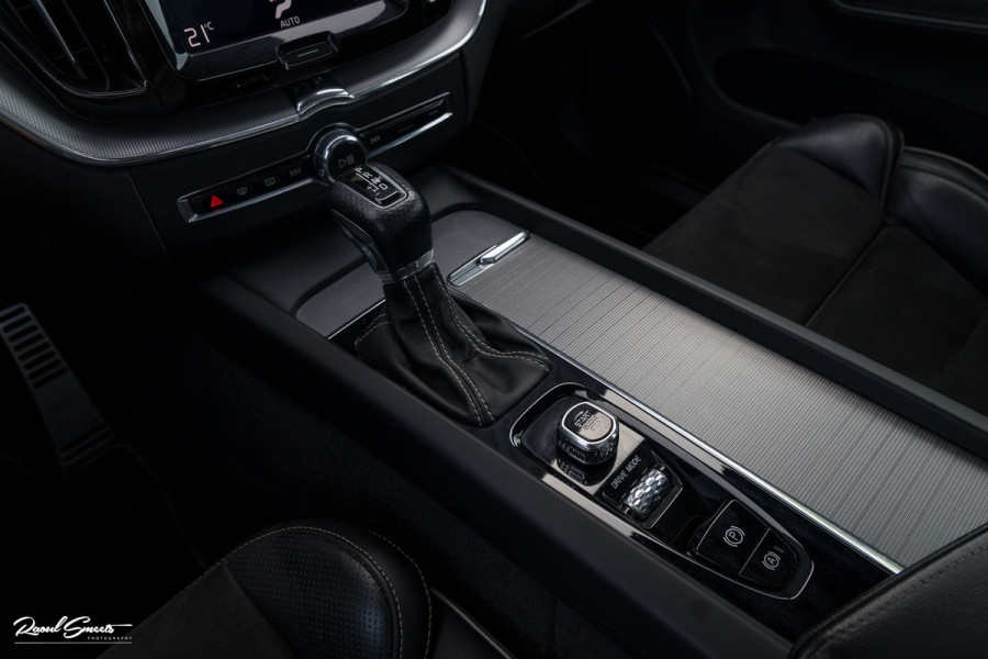 Volvo XC60 2.0 T5 R-Design | Adaptieve cruise | Zwenkbare trekhaak | Panoramadak | Bliss |