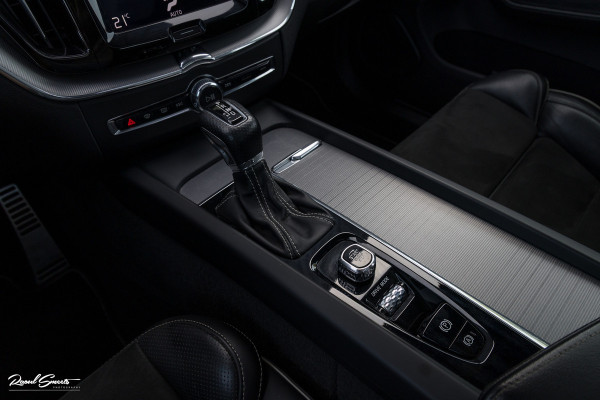 Volvo XC60 2.0 T5 R-Design | Adaptieve cruise | Zwenkbare trekhaak | Panoramadak | Bliss |