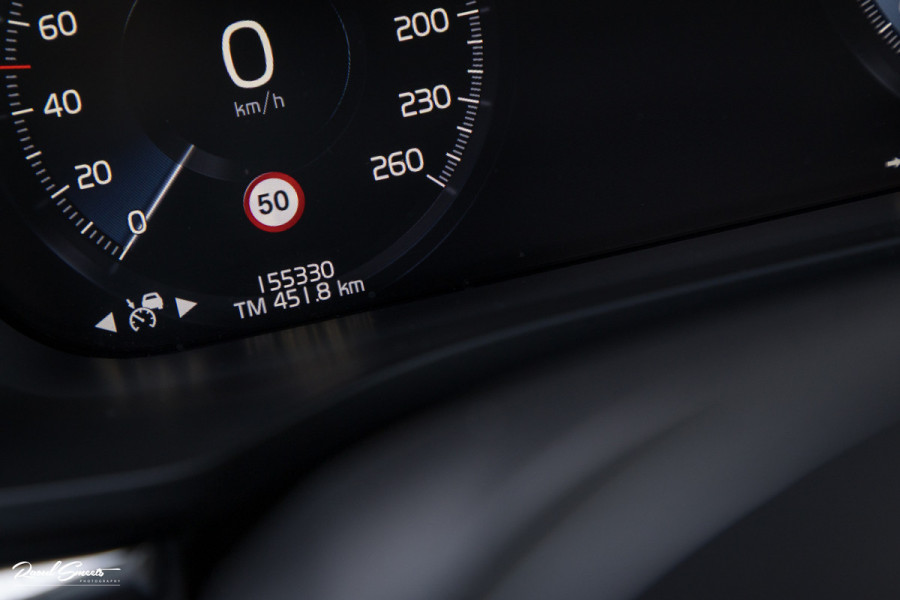 Volvo XC60 2.0 T5 R-Design | Adaptieve cruise | Zwenkbare trekhaak | Panoramadak | Bliss |