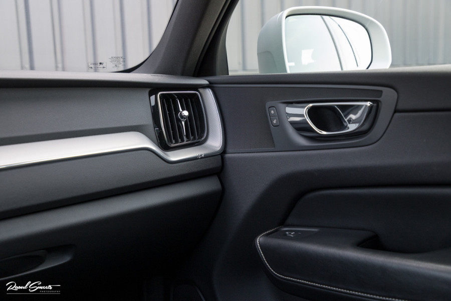 Volvo XC60 2.0 T5 R-Design | Adaptieve cruise | Zwenkbare trekhaak | Panoramadak | Bliss |