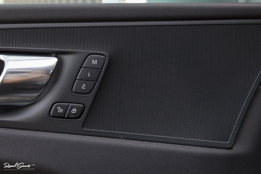 Volvo XC60 2.0 T5 R-Design | Adaptieve cruise | Zwenkbare trekhaak | Panoramadak | Bliss |