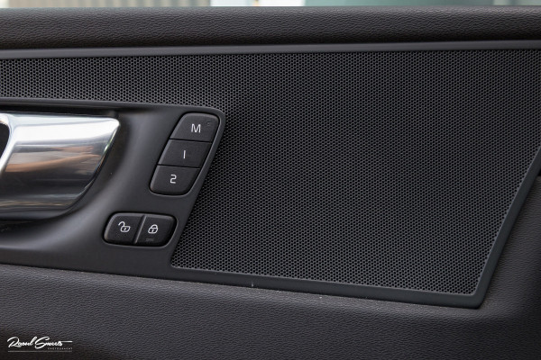 Volvo XC60 2.0 T5 R-Design | Adaptieve cruise | Zwenkbare trekhaak | Panoramadak | Bliss |
