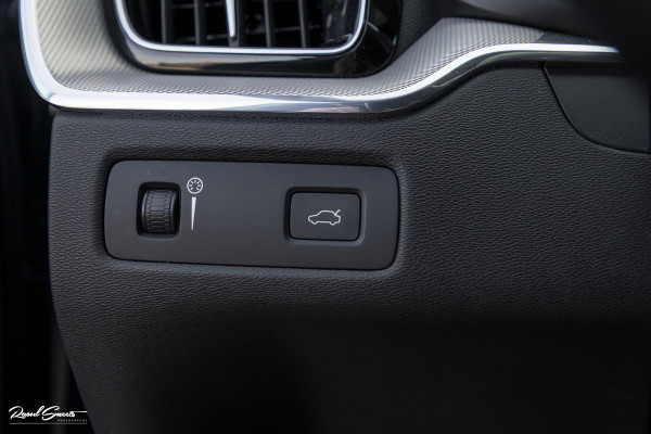 Volvo XC60 2.0 T5 R-Design | Adaptieve cruise | Zwenkbare trekhaak | Panoramadak | Bliss |