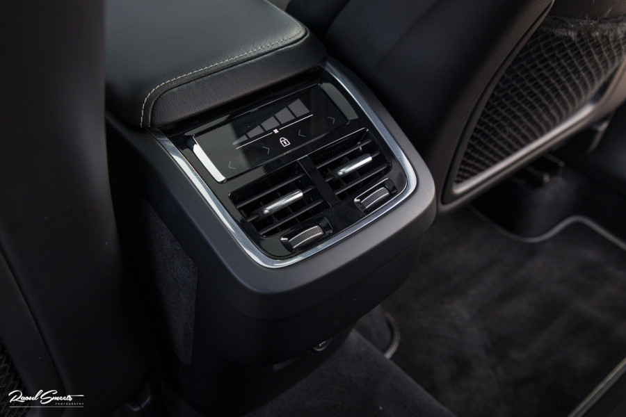 Volvo XC60 2.0 T5 R-Design | Adaptieve cruise | Zwenkbare trekhaak | Panoramadak | Bliss |