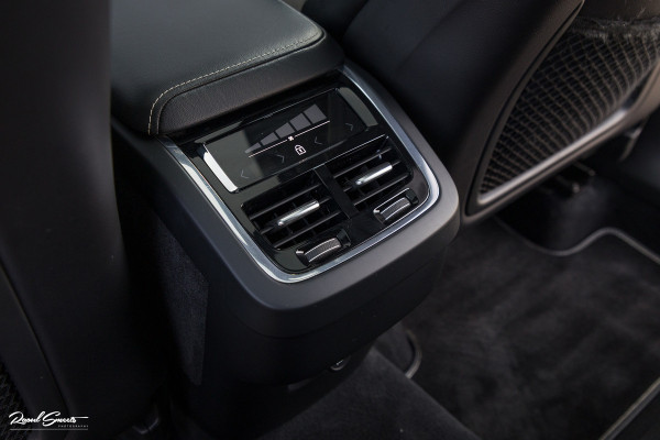 Volvo XC60 2.0 T5 R-Design | Adaptieve cruise | Zwenkbare trekhaak | Panoramadak | Bliss |