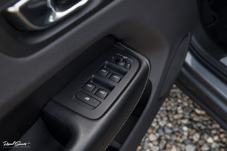 Volvo XC60 2.0 T5 R-Design | Adaptieve cruise | Zwenkbare trekhaak | Panoramadak | Bliss |