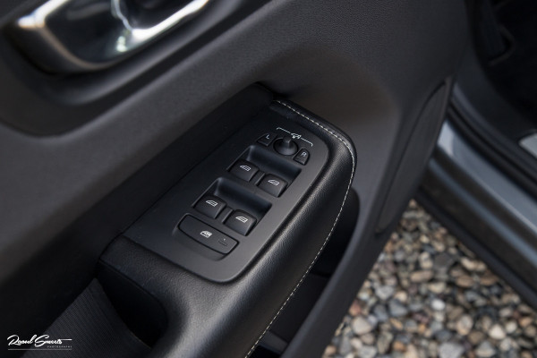 Volvo XC60 2.0 T5 R-Design | Adaptieve cruise | Zwenkbare trekhaak | Panoramadak | Bliss |