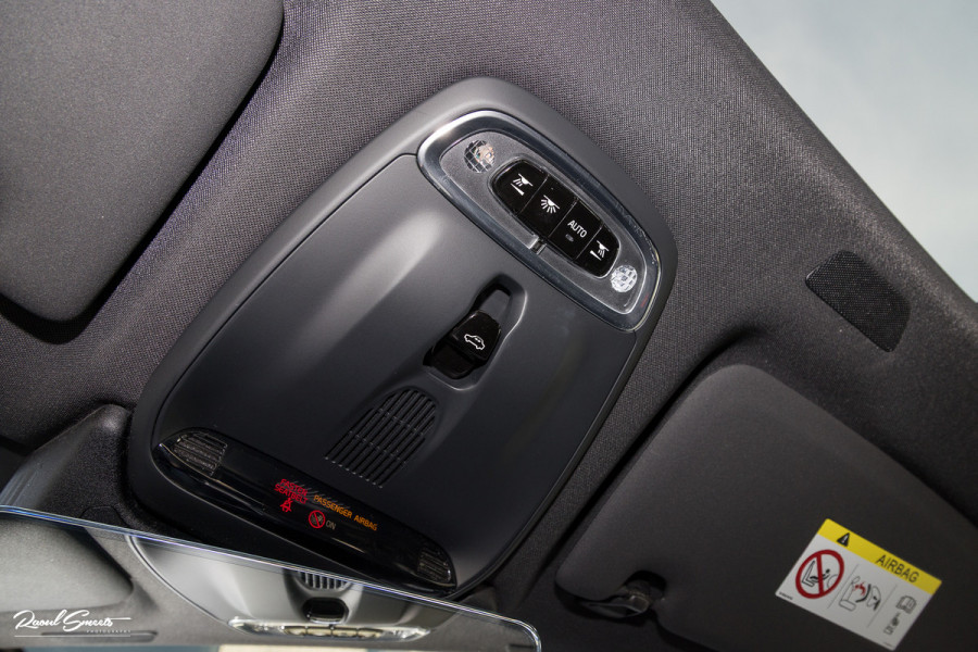 Volvo XC60 2.0 T5 R-Design | Adaptieve cruise | Zwenkbare trekhaak | Panoramadak | Bliss |