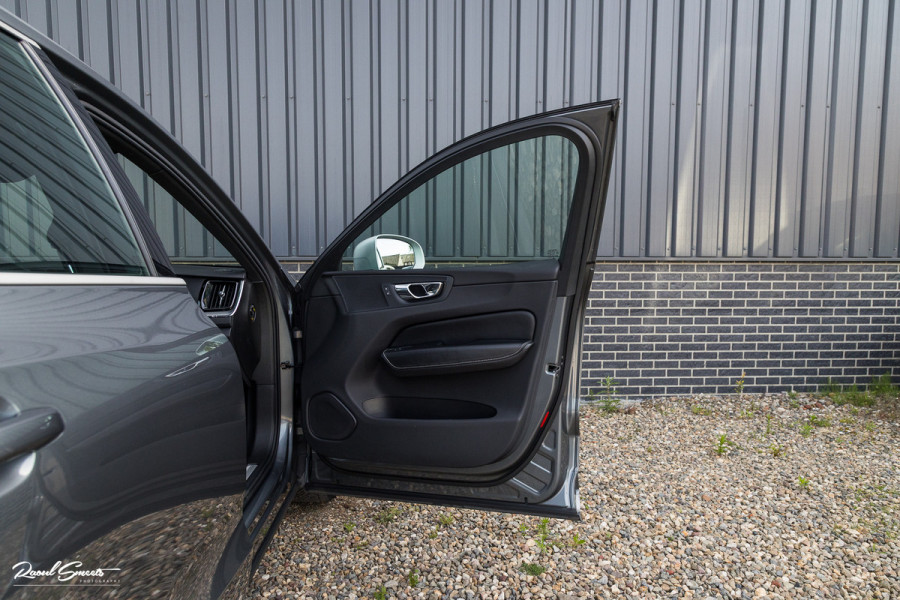 Volvo XC60 2.0 T5 R-Design | Adaptieve cruise | Zwenkbare trekhaak | Panoramadak | Bliss |