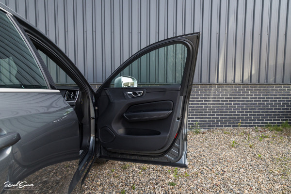 Volvo XC60 2.0 T5 R-Design | Adaptieve cruise | Zwenkbare trekhaak | Panoramadak | Bliss |