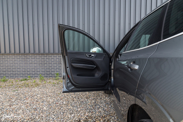 Volvo XC60 2.0 T5 R-Design | Adaptieve cruise | Zwenkbare trekhaak | Panoramadak | Bliss |