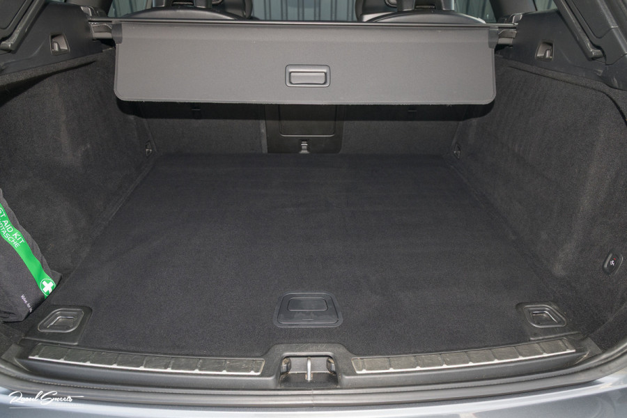 Volvo XC60 2.0 T5 R-Design | Adaptieve cruise | Zwenkbare trekhaak | Panoramadak | Bliss |