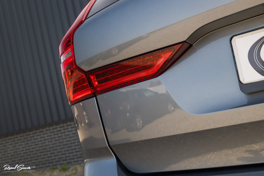 Volvo XC60 2.0 T5 R-Design | Adaptieve cruise | Zwenkbare trekhaak | Panoramadak | Bliss |