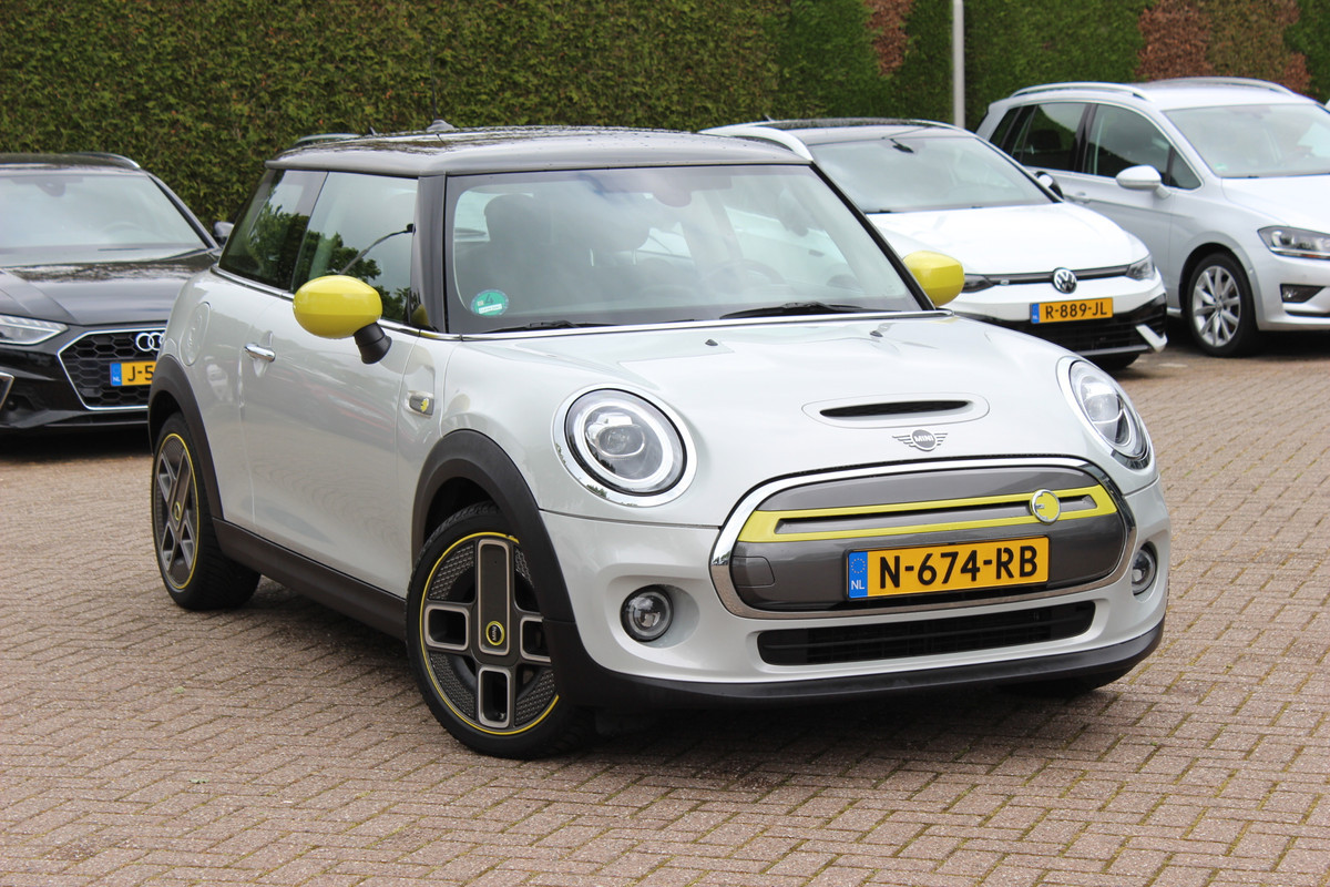 MINI Mini Electric Basic 33 kWh / SoH 93,3% / CarPlay / 17'' / Virtual Cockpit / DAB / Cruise Control