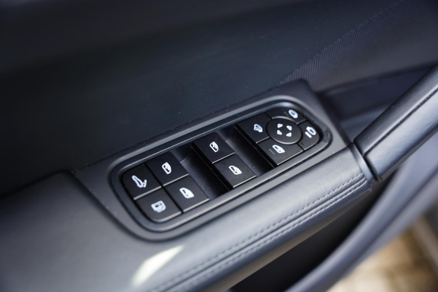 Porsche Cayenne 3.0 E-Hybrid Black Edition / Sportdesign Pakket / Sportuilaat