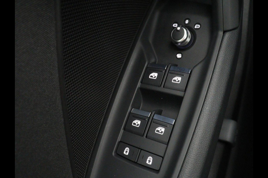 Audi A3 30 TFSI Advanced Edition | Sportstoelen | Carplay | Audi Sound | Parkeerhulp | Full LED | Navigatie | Virtual Cockpit | Climate control | Bluetooth | Cruise control