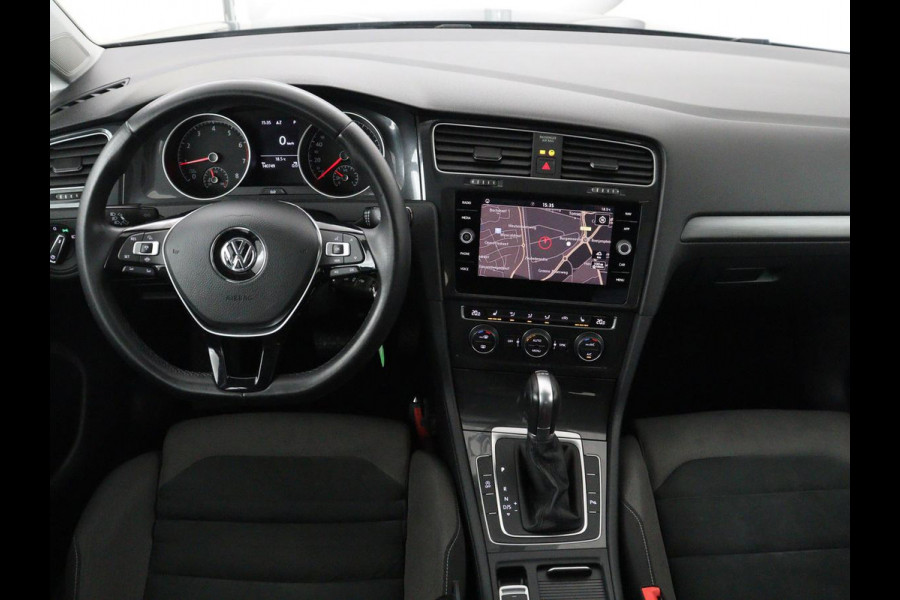 Volkswagen Golf 1.5 TSI Comfortline | Stoelverwarming | Trekhaak | Camera | Massage | Carplay | Adaptive cruise | Navigatie | Parkeerhulp | Climate control