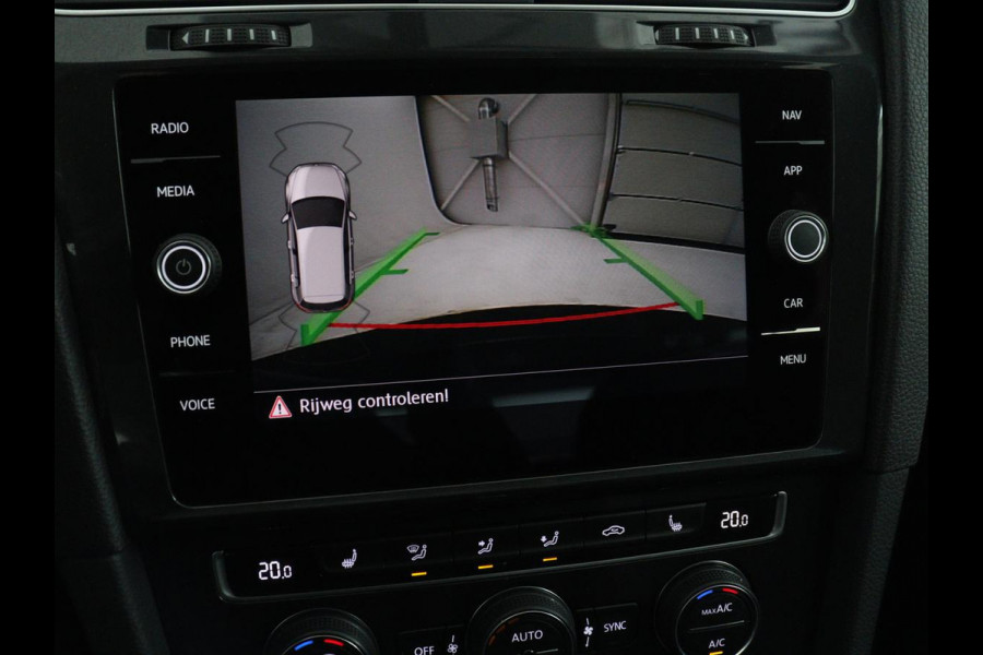 Volkswagen Golf 1.5 TSI Comfortline | Stoelverwarming | Trekhaak | Camera | Massage | Carplay | Adaptive cruise | Navigatie | Parkeerhulp | Climate control