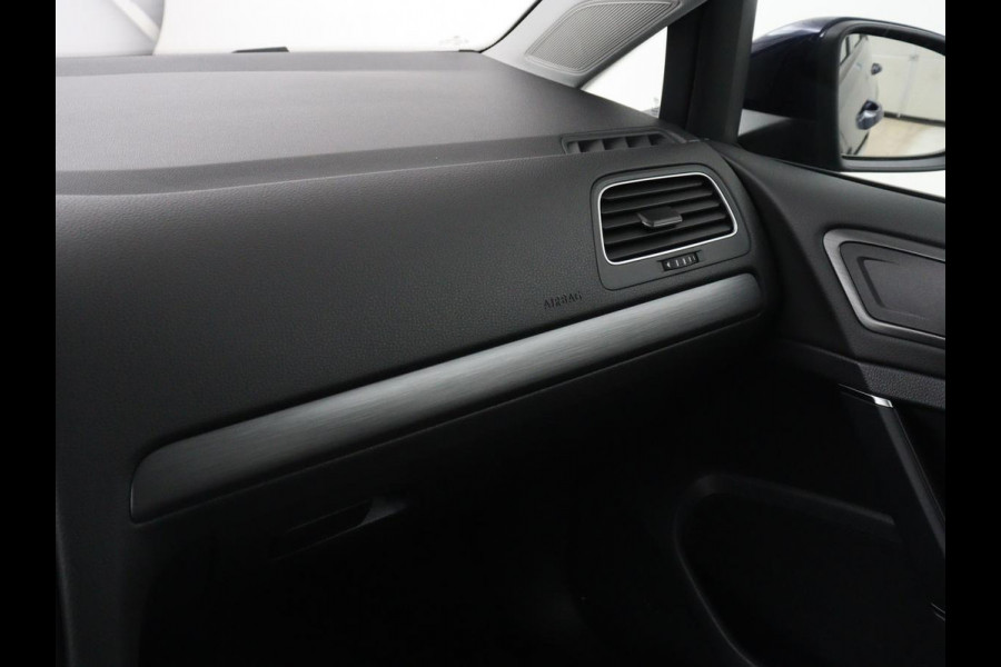 Volkswagen Golf 1.5 TSI Comfortline | Stoelverwarming | Trekhaak | Camera | Massage | Carplay | Adaptive cruise | Navigatie | Parkeerhulp | Climate control