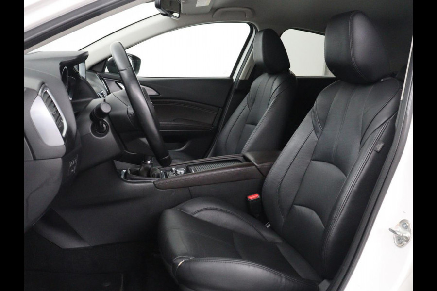 Mazda 3 2.0 SkyActiv-G 120 GT-M | Head-Up | Leder | Stoelverwarming | Adaptive cruise | Camera | Stuurverwarming | Bose Sound | Navigatie | Full LED | Keyless | Parkeerhulp | Climate control