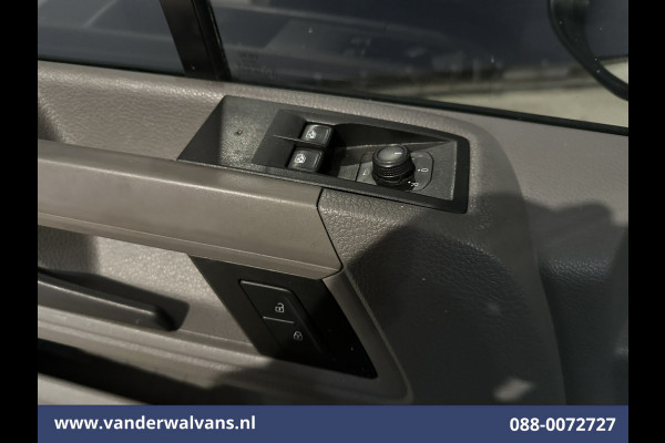 Volkswagen Crafter 2.0 TDI 141pk L3H3 L2H2 Euro6 Airco | Camera | Apple Carplay | Massagestoel | Cruisecontrol Android Auto, Chauffeurstoel