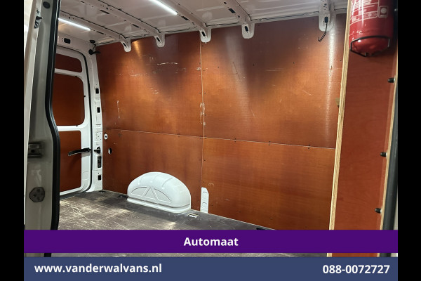 Volkswagen Crafter 2.0 TDI 141pk Automaat L3H3 L2H2 Euro6 Airco | Camera | Navigatie | 3000kg Trekhaak | Imperiaal | Apple Carplay Chauffeursstoel, Cruisecontrol, Android Auto, Parkeersensoren