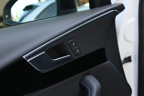 Audi A4 Avant 40 TFSI S-Line Black Edition *Pano*Camera*Keyless*Matrix Led*Elek. Stoelen*