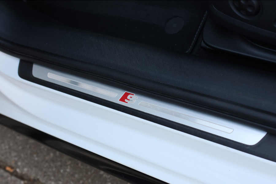 Audi A4 Avant 40 TFSI S-Line Black Edition *Pano*Camera*Keyless*Matrix Led*Elek. Stoelen*