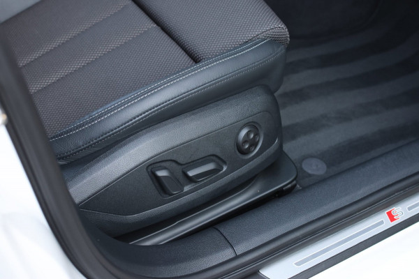Audi A4 Avant 40 TFSI S-Line Black Edition *Pano*Camera*Keyless*Matrix Led*Elek. Stoelen*
