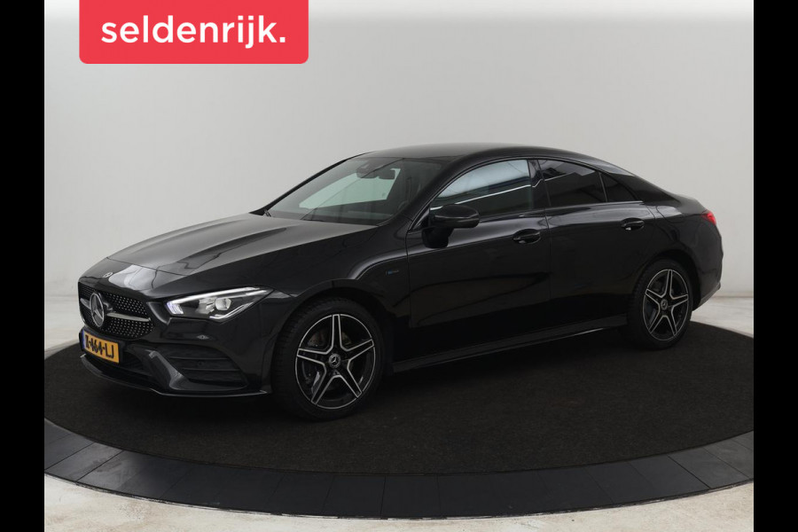 Mercedes-Benz CLA-Klasse 250e AMG | SOH 98% | Stoelverwarming | Widescreen | Sfeerverlichting | Full LED | Park Assist | Camera | Navigatie | Half leder | PHEV | Plug In