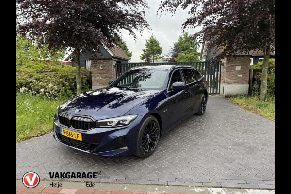BMW 3 Serie Touring 320e | Nieuw Model | Camera | Zwarte Hemel | NL-Auto | Cruise control adaptief met Stop&Go |