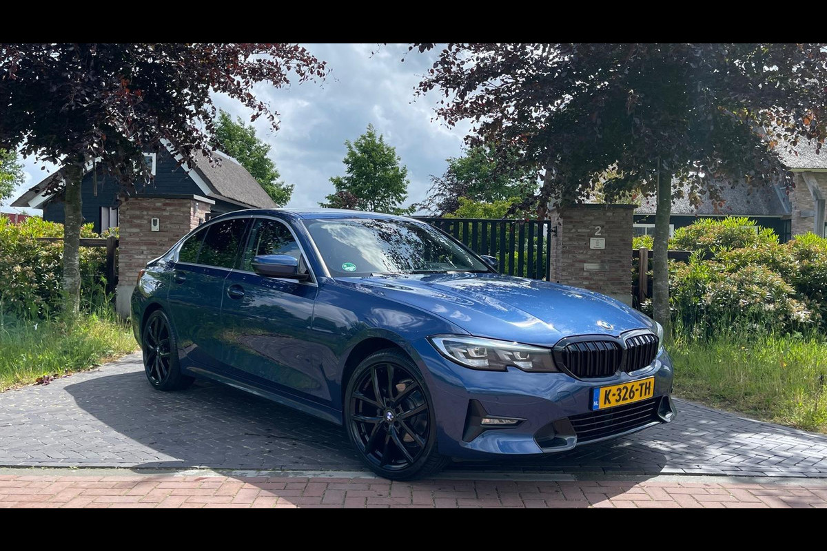 BMW 3 Serie 318i High Executive | 19 Inch | Sfeerverlichting | Sportstoelen | NL-Auto |