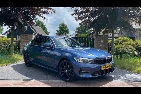 BMW 3 Serie 318i High Executive | 19 Inch | Sfeerverlichting | Sportstoelen | NL-Auto |