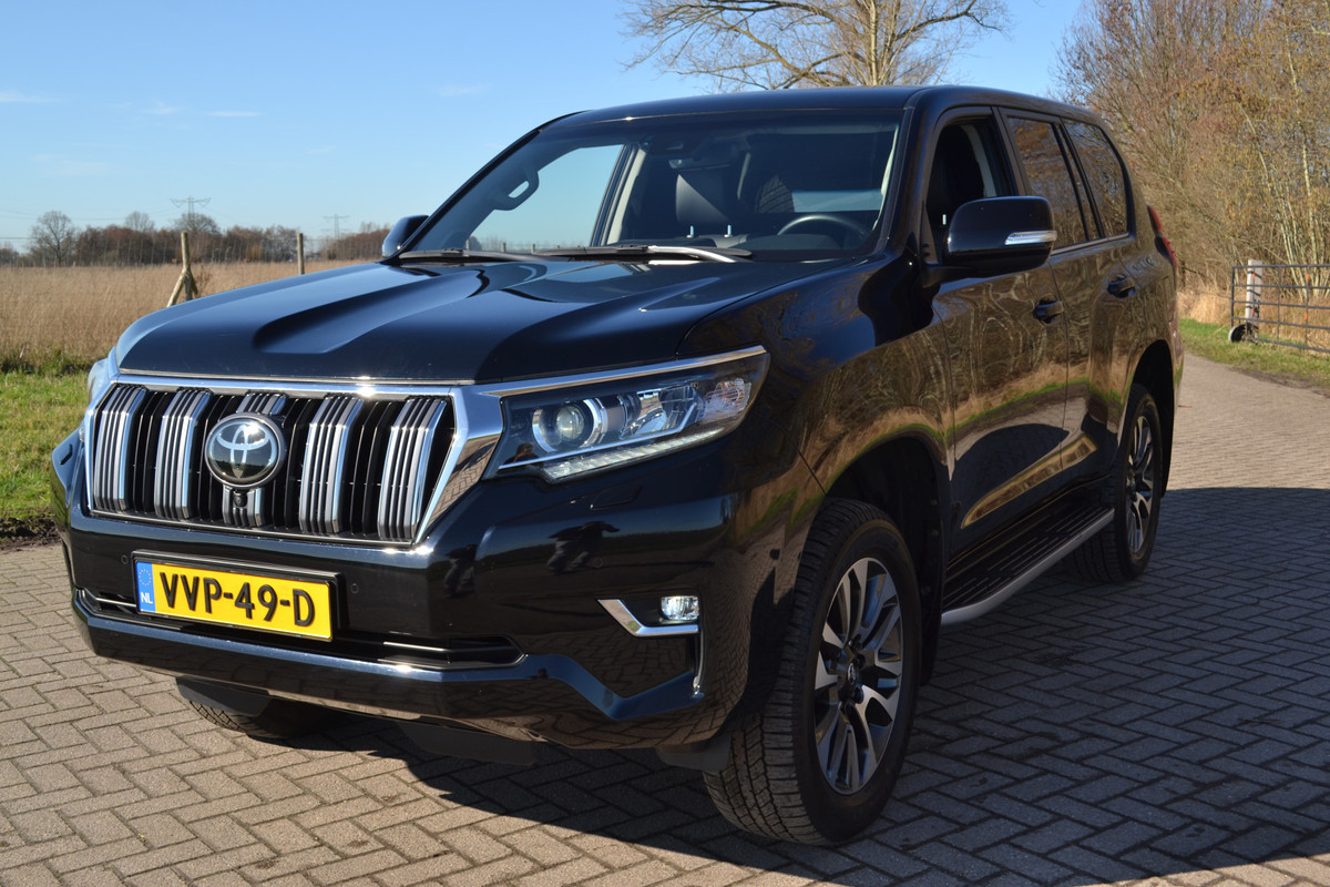 Toyota Land Cruiser 150 2.8 D-4D-F Professional Window Van