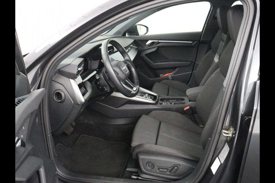 Audi A3 30 TFSI Advanced edition | Stoelverwarming | Matrix LED | Adaptive cruise | Camera | Park Assist | Elektrische stoel | Carplay | Sportstoelen | Navigatie | Virtual Cockpit | Climate control | Audi Sound
