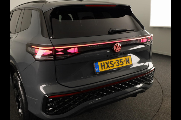 Volkswagen Tayron 1.5 eHybrid R-Line Edition 204 PK PHEV | verlengde garantie | Trekhaak | Panorama dak | Black Style | Stoel en stuur verwarming |