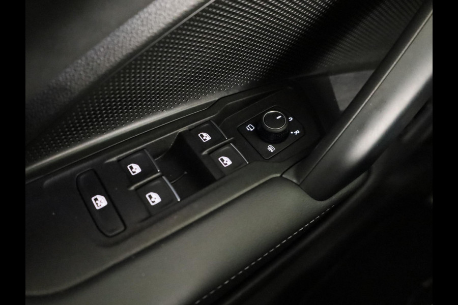 Volkswagen Tayron 1.5 eHybrid R-Line Edition 204 PK PHEV | verlengde garantie | Trekhaak | Panorama dak | Black Style | Stoel en stuur verwarming |