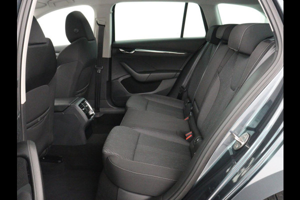 Škoda Octavia 1.5 TSI First Edition | Trekhaak | Stoelverwarming | Adaptive cruise | Carplay | Navigatie | Matrix LED | Keyless | Virtual Cockpit | Sfeerverlichting | Climate control | DAB | Parkeerhulp
