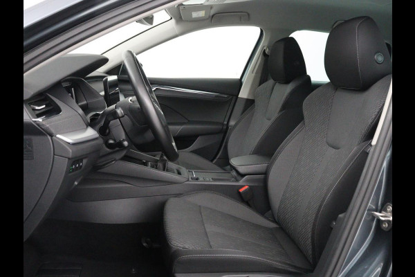 Škoda Octavia 1.5 TSI First Edition | Trekhaak | Stoelverwarming | Adaptive cruise | Carplay | Navigatie | Matrix LED | Keyless | Virtual Cockpit | Sfeerverlichting | Climate control | DAB | Parkeerhulp