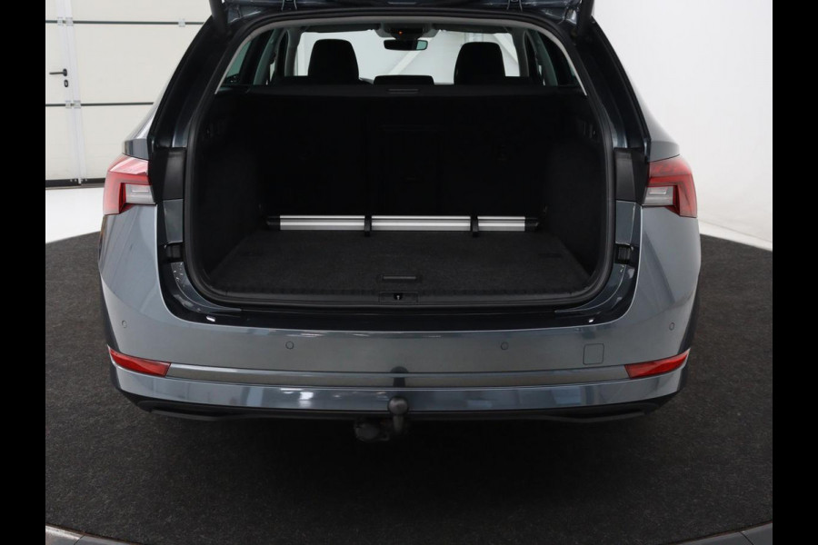 Škoda Octavia 1.5 TSI First Edition | Trekhaak | Stoelverwarming | Adaptive cruise | Carplay | Navigatie | Matrix LED | Keyless | Virtual Cockpit | Sfeerverlichting | Climate control | DAB | Parkeerhulp