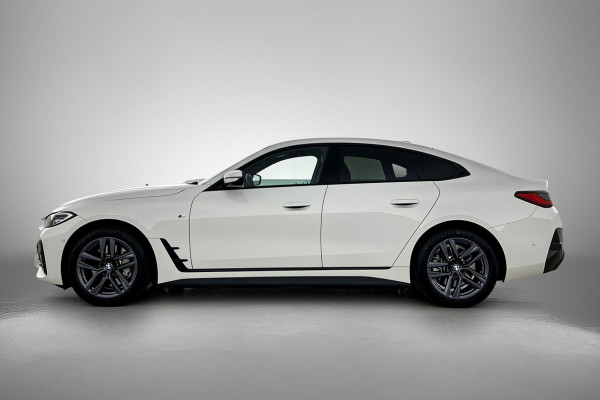 BMW i4 EDrive35 70 kWh M-sportpakket SoH 93,46%(1e Eig, Dealer OndH, Navi Pro, Camera, Carplay, Addapt Cruise, StoelV, PDC V+A,Etc