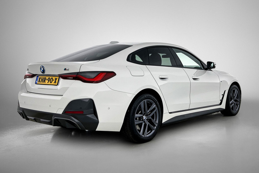 BMW i4 EDrive35 70 kWh M-sportpakket SoH 93,46%(1e Eig, Dealer OndH, Navi Pro, Camera, Carplay, Addapt Cruise, StoelV, PDC V+A,Etc
