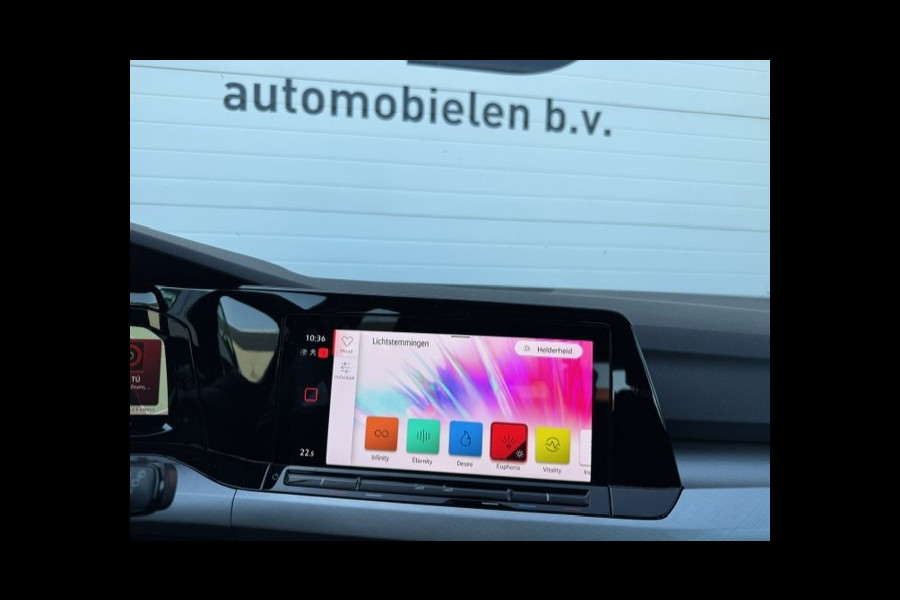 Volkswagen Golf 1.5 TSI Life -Panoramadak-LED-Sfeer-Trekhaak